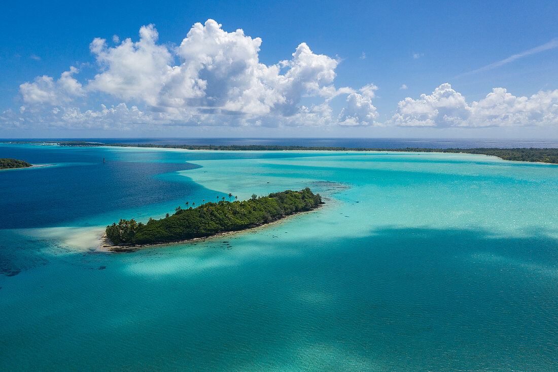 Luftaufnahme von Motu Inselchen in der Lagune von Bora Bora, Bora Bora, Leeward Islands, Französisch-Polynesien, Südpazifik