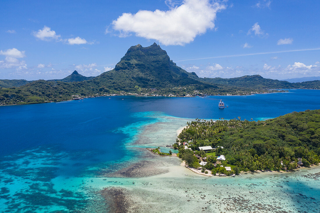Luftaufnahme von Passagierfrachter Aranui 5 (Aranui Cruises) vor Anker in der Lagune von Bora Bora und Mount Otemanu, Bora Bora, Leeward Islands, Französisch-Polynesien, Südpazifik