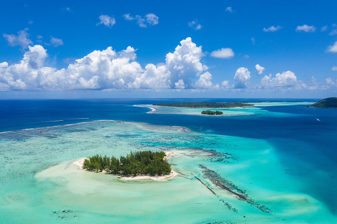 Luftaufnahme von Motu Inselchen in der Lagune von Bora Bora, Bora Bora, Leeward Islands, Französisch-Polynesien, Südpazifik