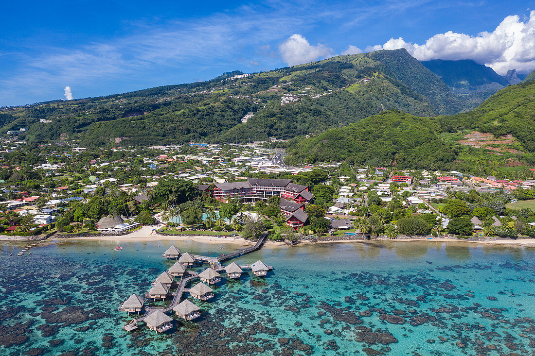 Luftaufnahme des Tahiti Ia Ora Beach Resort (managed by Sofitel) mit Überwasserbungalows, nahe Papeete, Tahiti, Windward Islands, Französisch-Polynesien, Südpazifik