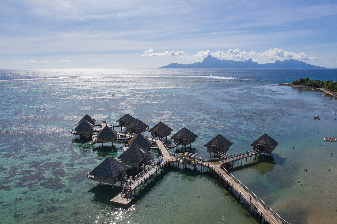 Luftaufnahme von Überwasserbungalows des Tahiti Ia Ora Beach Resort (managed by Sofitel) mit Insel Moorea in der Ferne, nahe Papeete, Tahiti, Windward Islands, Französisch-Polynesien, Südpazifik