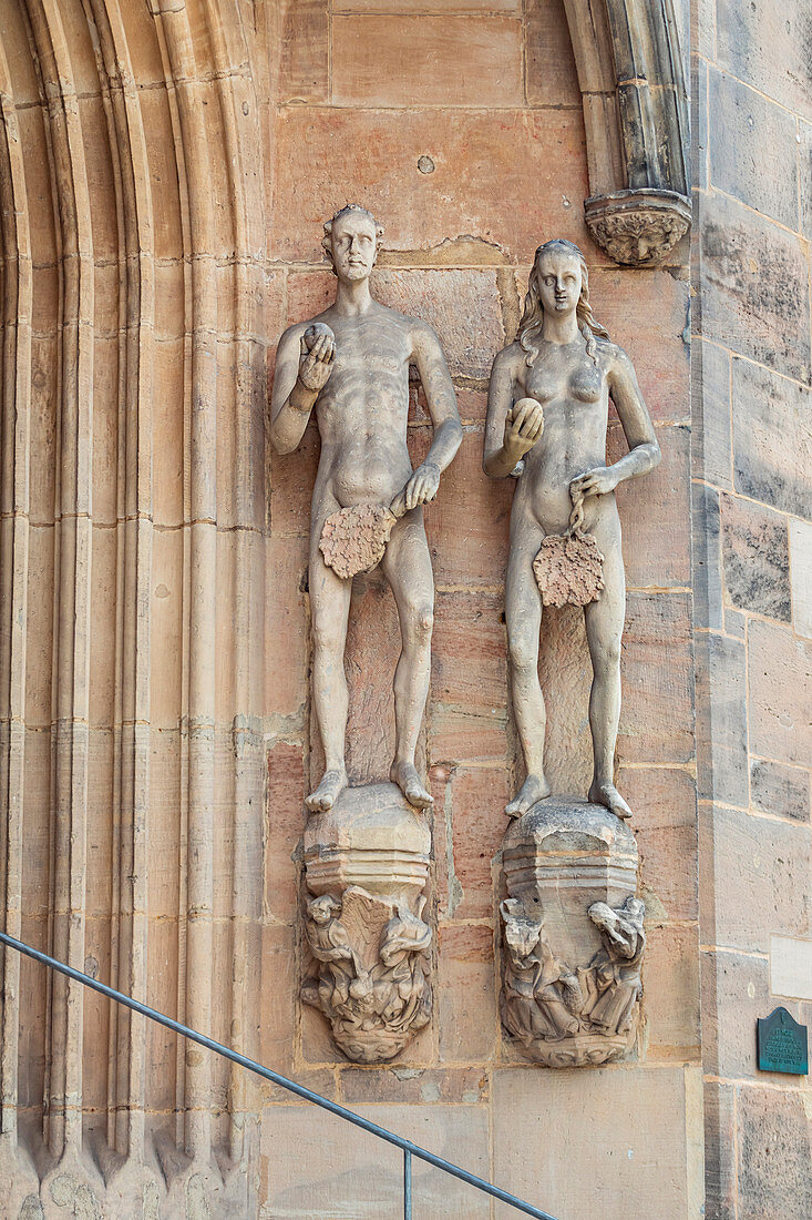 Figuren von Adam und Eva an der St. Moritzkirche in Coburg, Oberfranken, Bayern, Deutschland