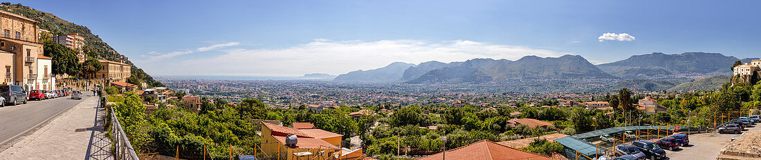 Aussicht von Monreale auf Stadt und Berge, Palermo, Sizilien, Italien