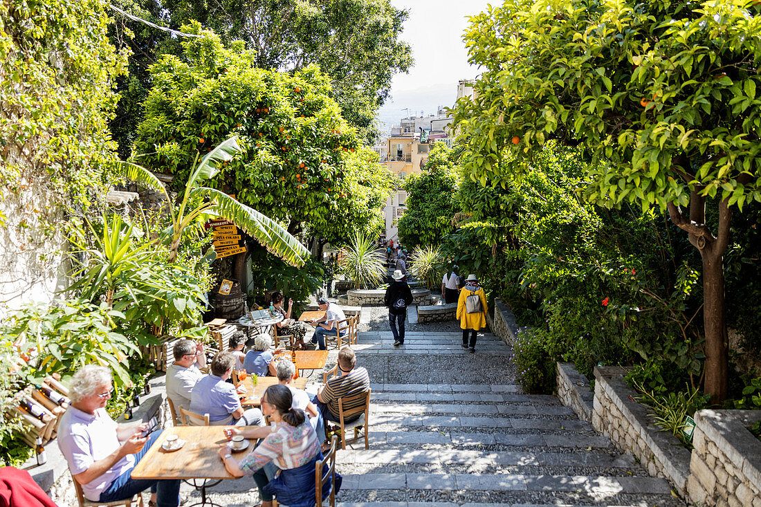 Straßencafe in der Altstadt von Taormina, Sizilien, Italien