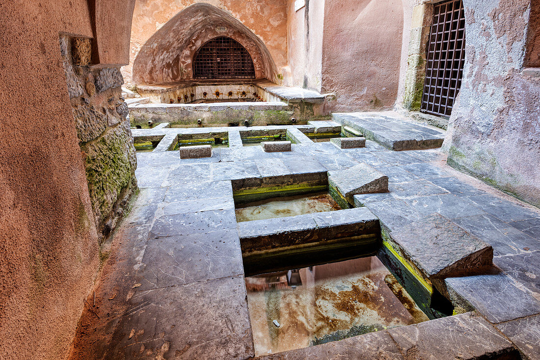 Arabischer Waschbrunnen, Cefalu, Sizilien, Italien