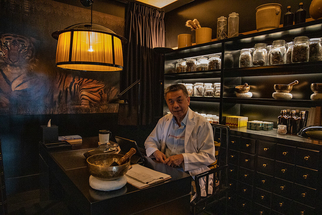 Experte für traditionelle chinesische Medizin im Six Senses Duxton Boutique Hotel in Chinatown, Singapur, Singapur, Asien