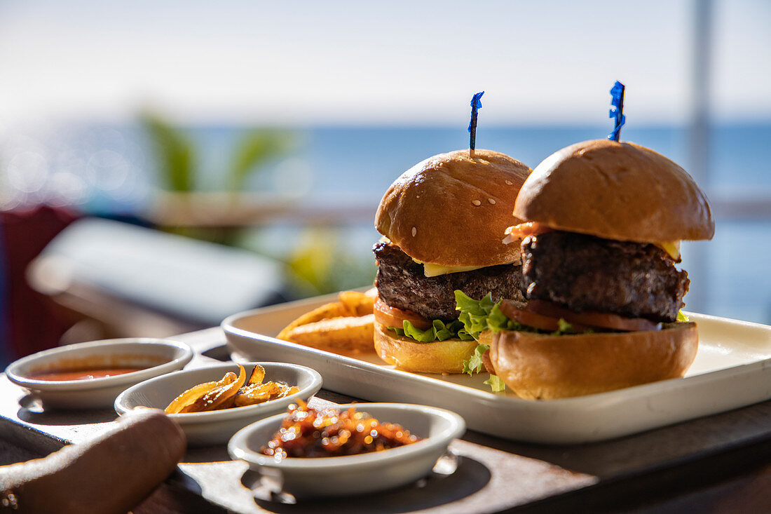 Köstliche Burger werden im Malamala Island Beach Club serviert, Mala Mala Island, Mamanuca Group, Fidschi-Inseln, Südpazifik