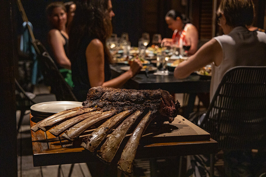 Während eines Grillabends in einer Residence Villa Unterkunft im Six Senses Fiji Resort wird fachmännisch gegrillte Prime Rib serviert, Malolo Island, Mamanuca Group, Fidschi-Inseln, Südpazifik