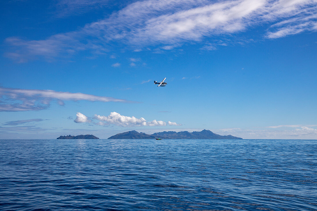 Turtle Airways Wasserflugzeug in niedriger Höhe, Little Vomo Island, Mamanuca Group, Fidschi-Inseln, Südpazifik