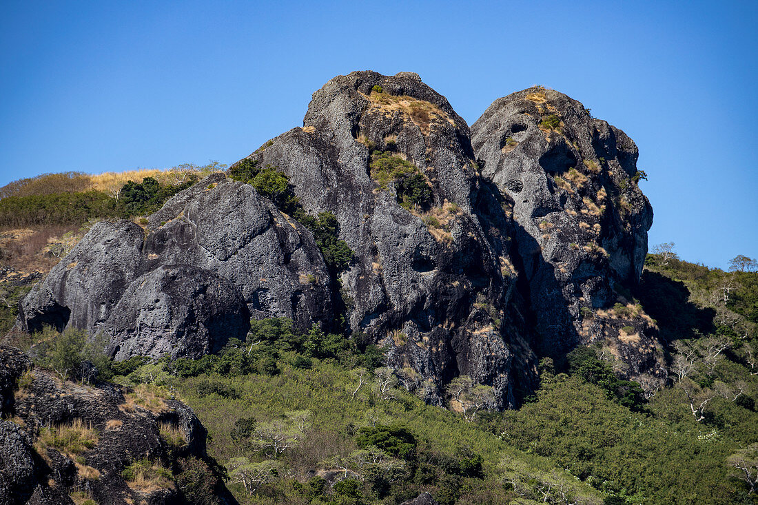Einzigartige Felsformationen am Hang eines Berges, Kuata Island, Yasawa Group, Fidschi-Inseln, Südpazifik