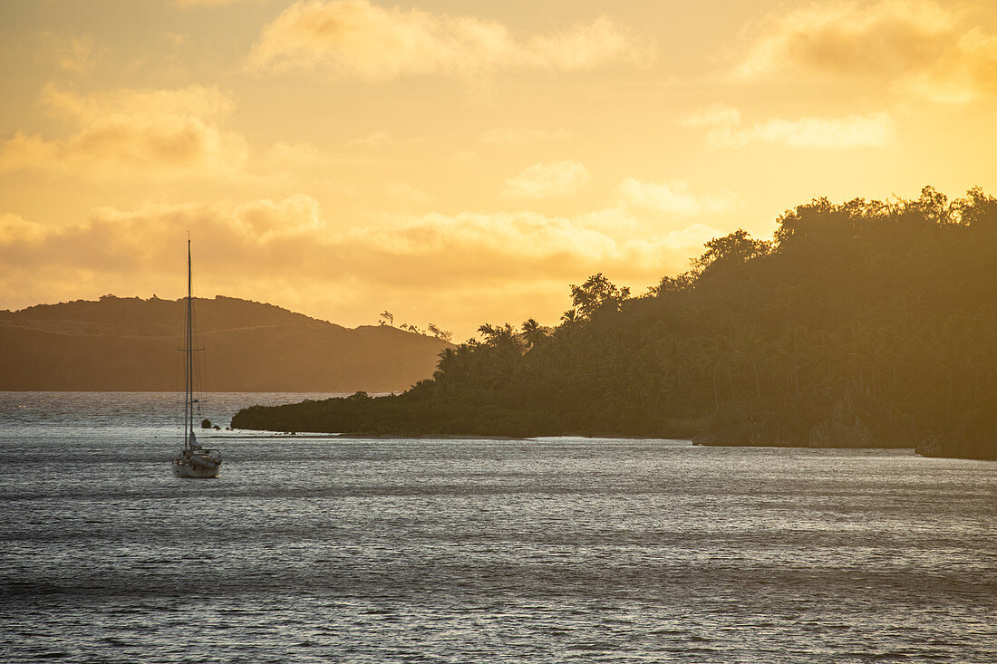 Silhouette von Segelboot und Insel bei Sonnenaufgang, Sawa-i-Lau Island, Yasawa Group, Fidschi-Inseln, Südpazifik