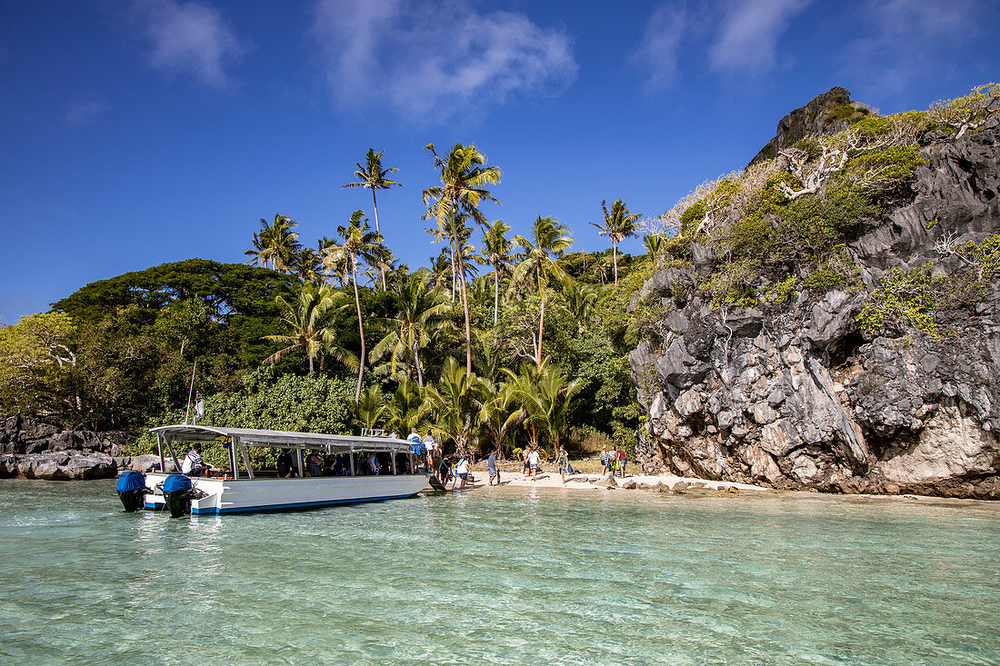 Tender Transferboot von Kreuzfahrtschiff MV Reef Endeavour (Captain Cook Cruises Fiji) nähert sich Blue Lagoon Beach, Sawa-i-Lau Island, Yasawa Group, Fidschi-Inseln, Südpazifik