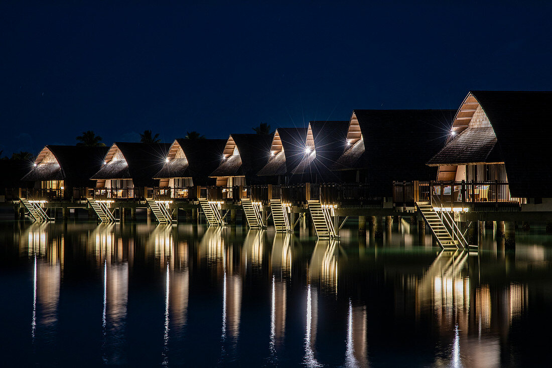 Überwasserbungalows im Fiji Marriott Resort Momi Bay bei Nacht, Momi Bay, Coral Coast, Viti Levu, Fidschi-Inseln, Südpazifik