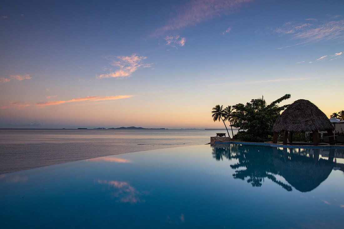 Infinity Pool im Fiji Marriott Resort Momi Bay mit Blick auf die Inselgruppe Mamanuca, Coral Coast, Viti Levu, Fidschi-Inseln, Südpazifik