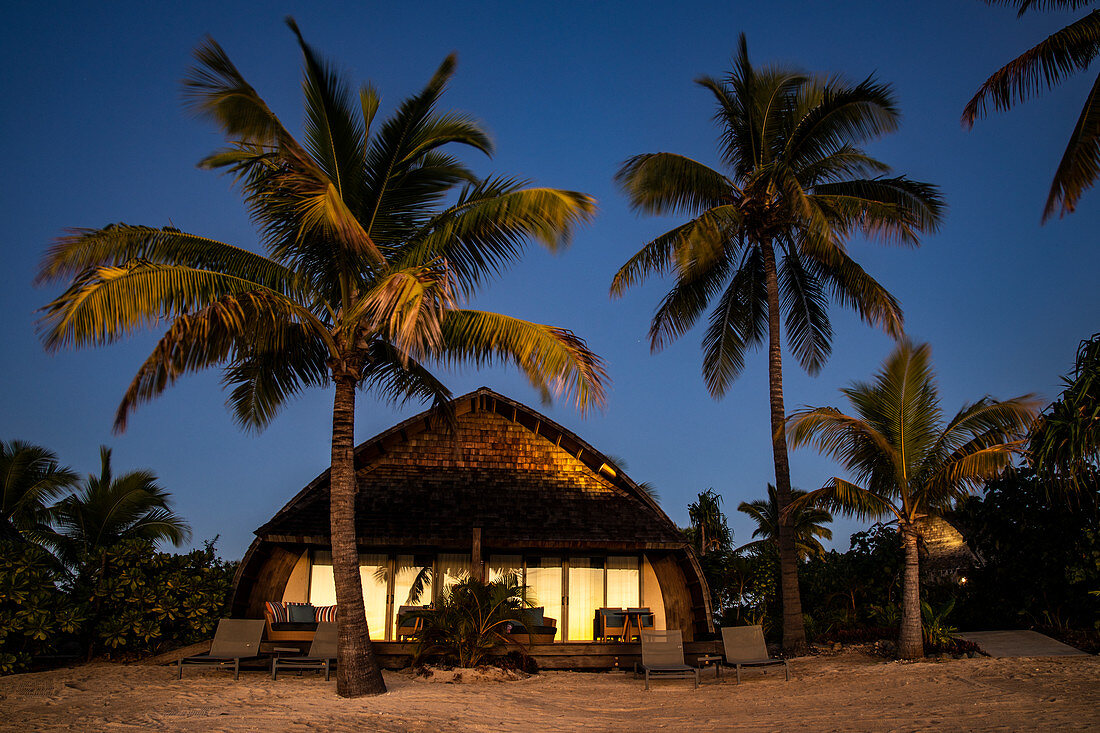 Strandbungalow und Kokospalmen im Fiji Marriott Resort Momi Bay bei Tagesanbruch, Momi Bay, Coral Coast, Viti Levu, Fidschi-Inseln, Südpazifik