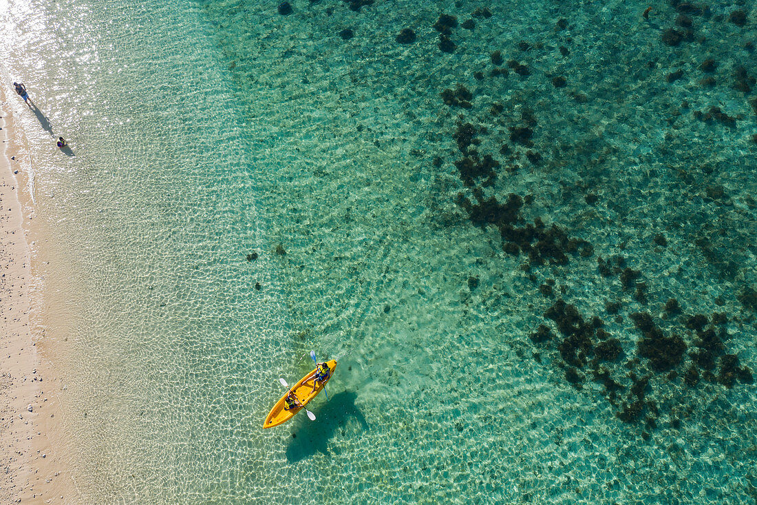 Luftaufnahme von zwei Menschen in Kajak im Malamala Island Beach Club, Mala Mala Island, Mamanuca Group, Fidschi-Inseln, Südpazifik