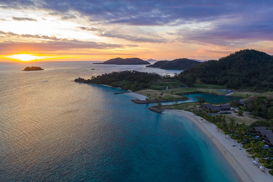 Luftaufnahme von Strand im Six Senses Fiji Resort bei Sonnenuntergang, Malolo Island, Mamanuca Group, Fidschi-Inseln, Südpazifik