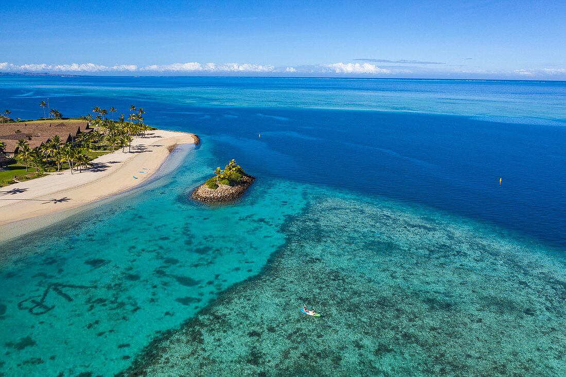 Luftaufnahme von Paar in Kajak im Six Senses Fiji Resort, Malolo Island, Mamanuca Group, Fidschi-Inseln, Südpazifik