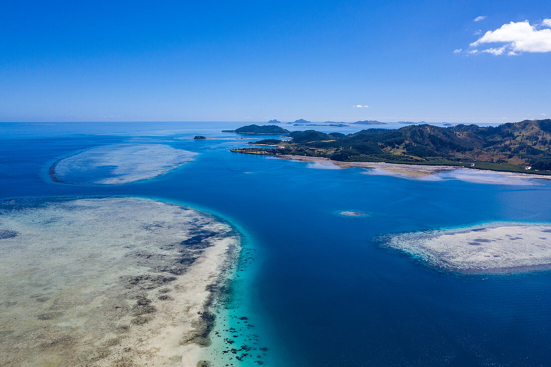 Luftaufnahme von Sandbänken und Malolo Island, Malolo Island, Mamanuca Group, Fidschi-Inseln, Südpazifik