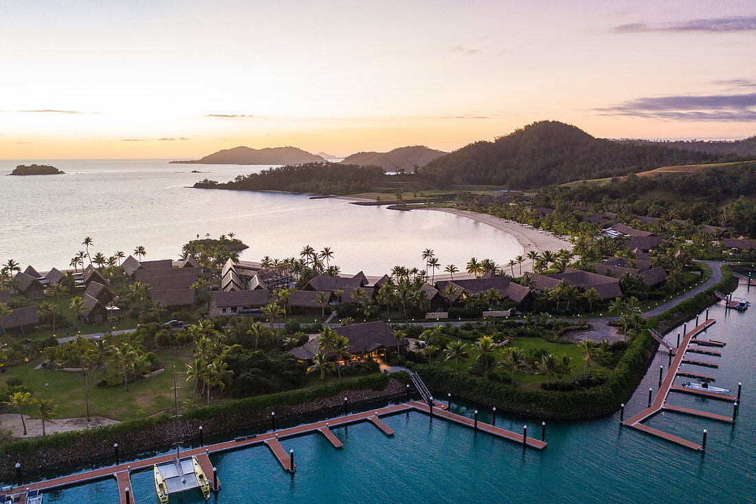 Luftaufnahme von Yachthafen im Six Senses Fiji Resort bei Sonnenuntergang, Malolo Island, Mamanuca Group, Fidschi-Inseln, Südpazifik