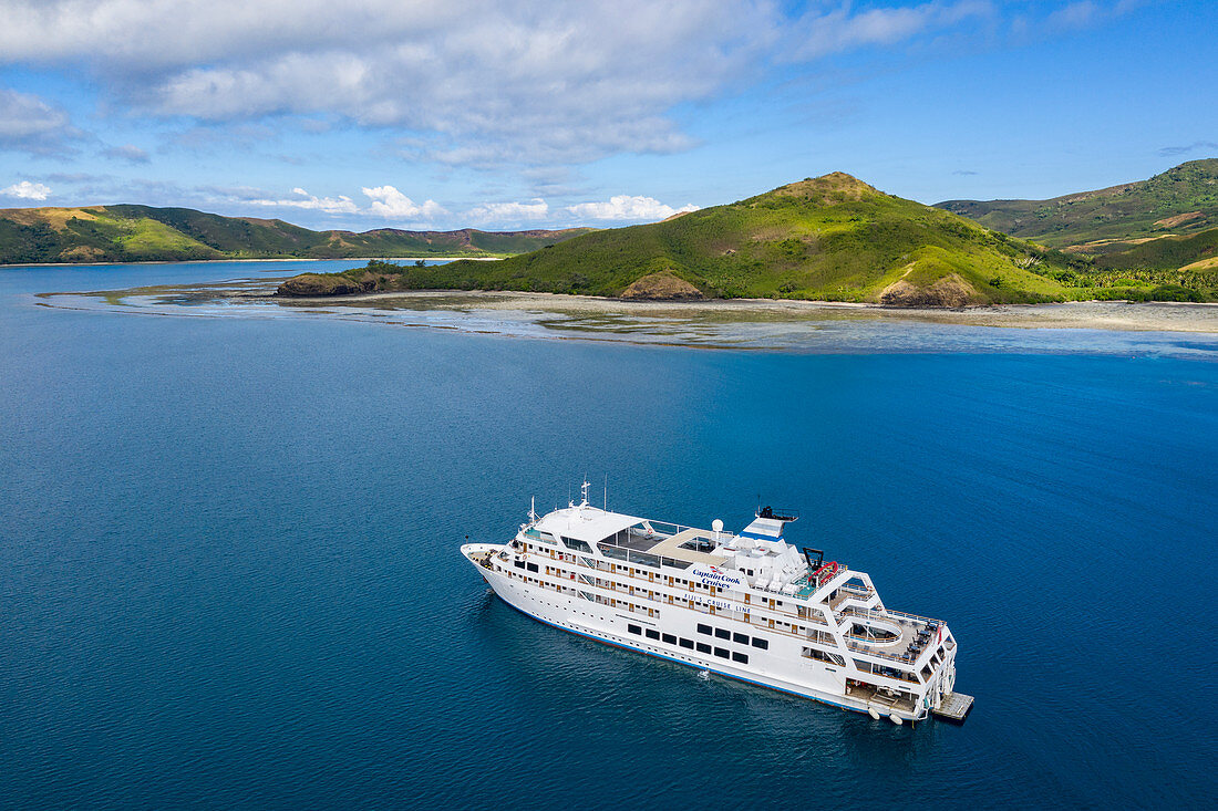 Luftaufnahme von Kreuzfahrtschiff MV Reef Endeavour (Captain Cook Cruises Fiji) auf Reede, Gunu, Naviti Island, Yasawa Group, Fidschi-Inseln, Südpazifik