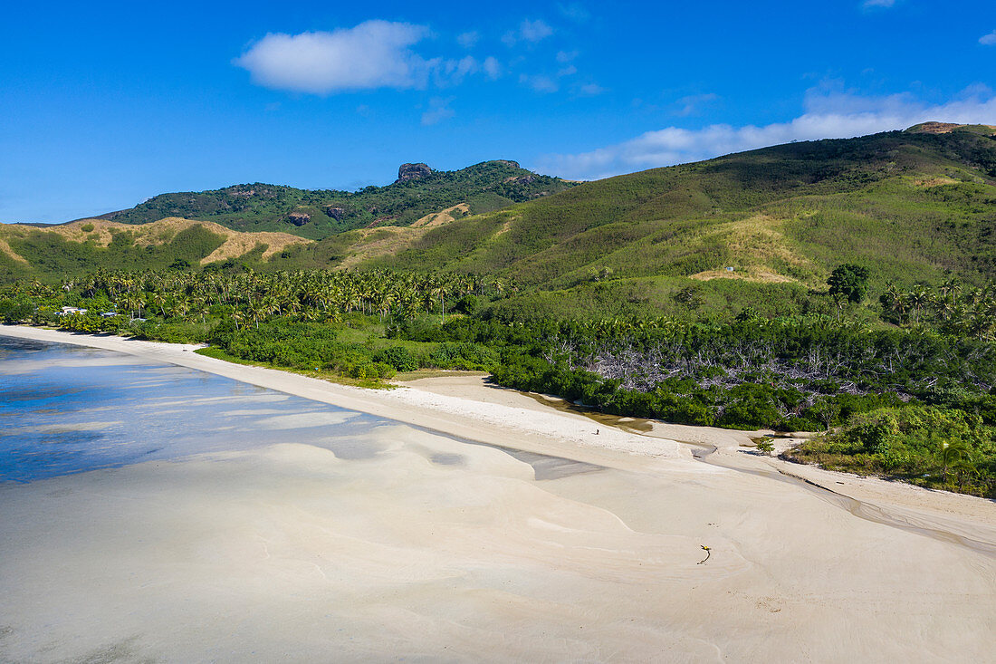 Luftaufnahme von Strand bei Ebbe mit Dorf dahinter, Gunu, Naviti Island, Yasawa Group, Fidschi-Inseln, Südpazifik