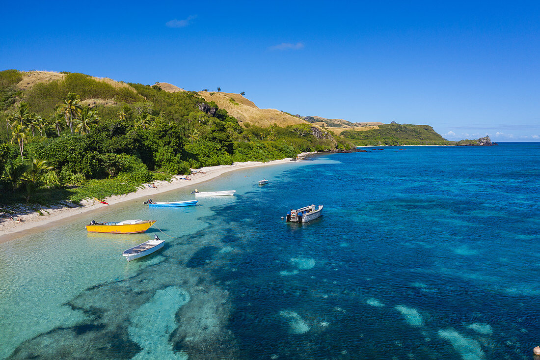 Luftaufnahme von Booten, Strand und Küste, Yaqeta, Yangetta Island, Yasawa Group, Fidschi-Inseln, Südpazifik