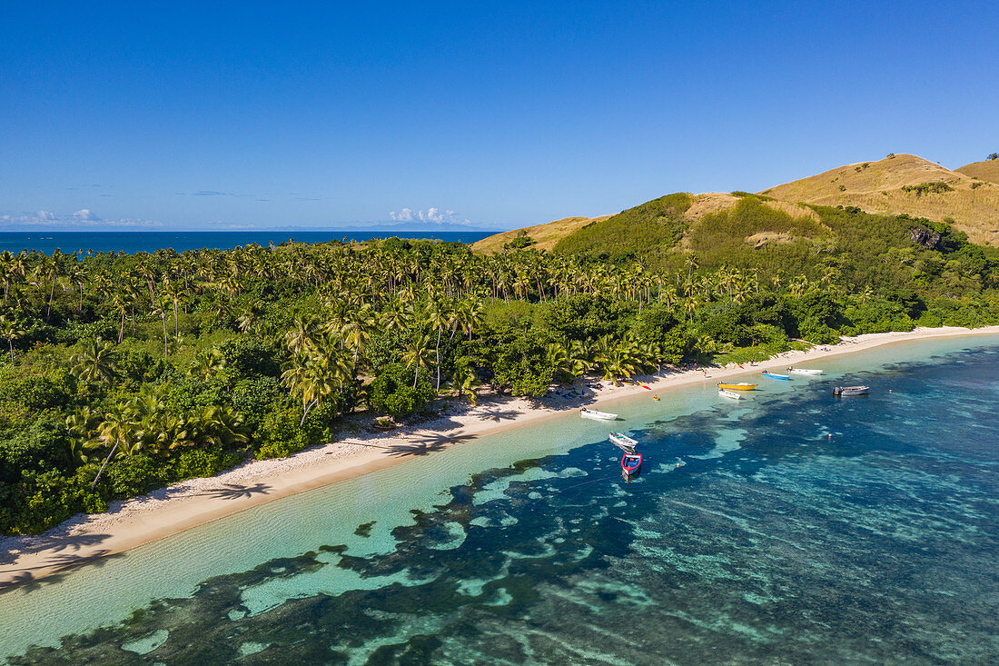 Luftaufnahme von Booten, Strand und Küste, Yaqeta, Yangetta Island, Yasawa Group, Fidschi-Inseln, Südpazifik