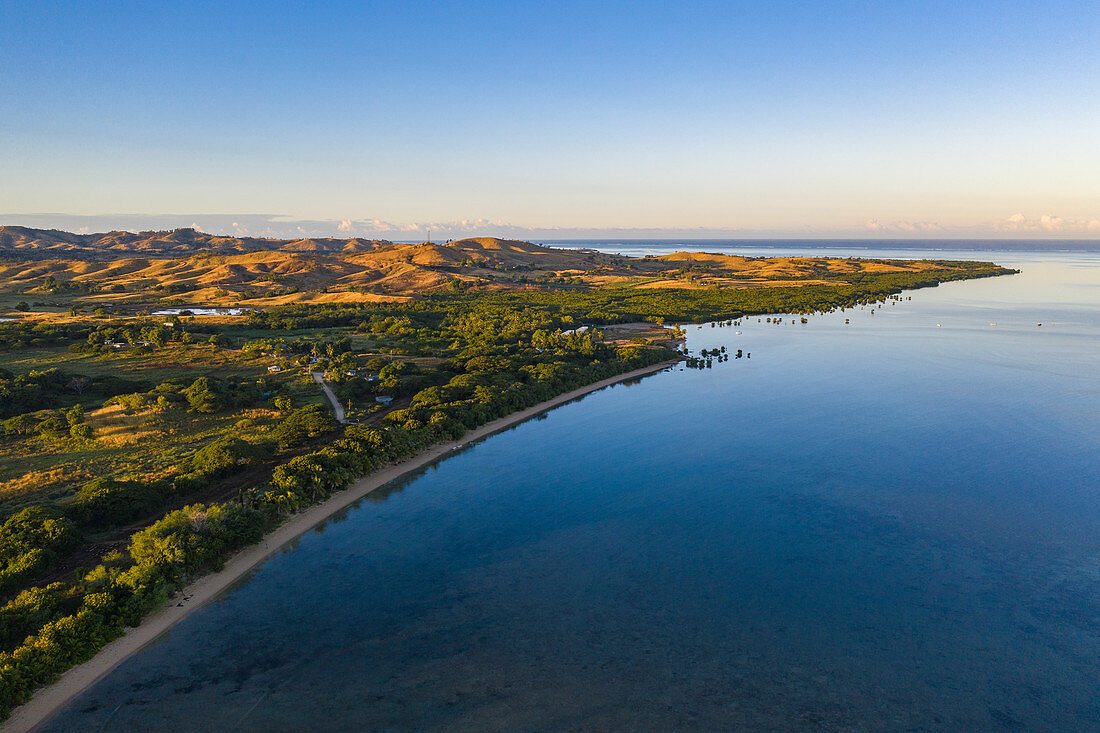 Luftaufnahme von Strand und Küste bei Sonnenaufgang, Momi Bay, Coral Coast, Viti Levu, Fidschi-Inseln, Südpazifik