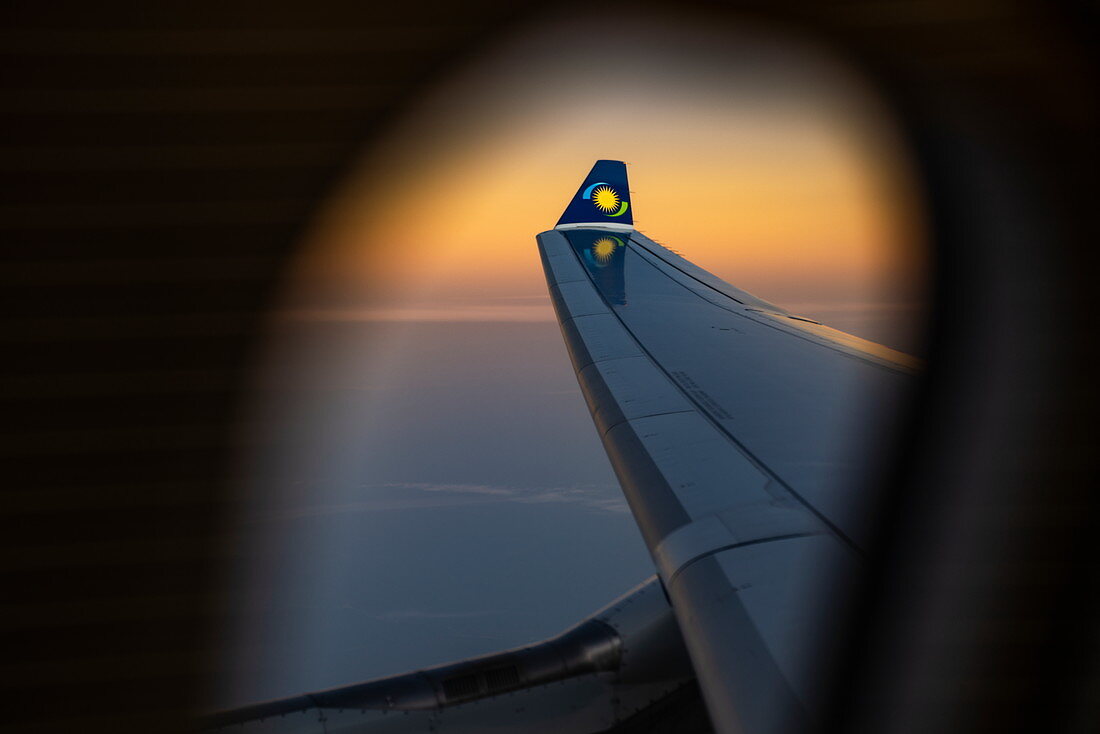 Blick aus Fenster eines RwandAir Airbus A330-300 Flugzeug mit Sonnenlogo auf Winglet bei Sonnenaufgang, auf dem Flug vom internationalen Flughafen Brüssel (BRU) in Belgien zum internationalen Flughafen Kigali (KIG) Ruanda, Afrika