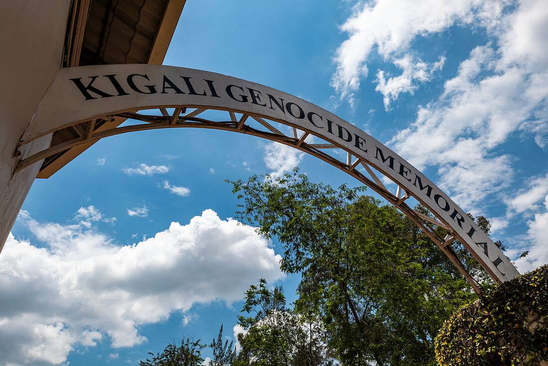 Schriftzug auf Bogen am Eingang zum Kigali Genocide Memorial Center, Kigali, Kigali Province, Ruanda, Afrika
