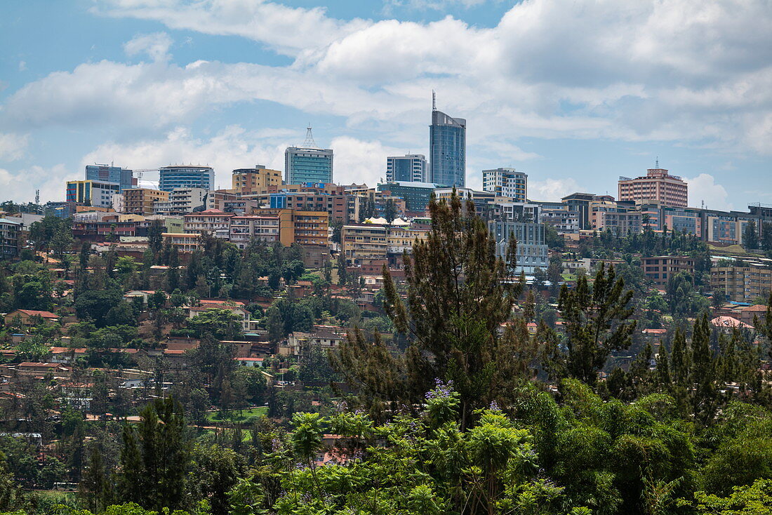 Skyline der Stadt mit Bäumen im Vordergrund gesehen von Gartenanlage des Kigali Genocide Memorial Center, Kigali, Kigali Province, Ruanda, Afrika