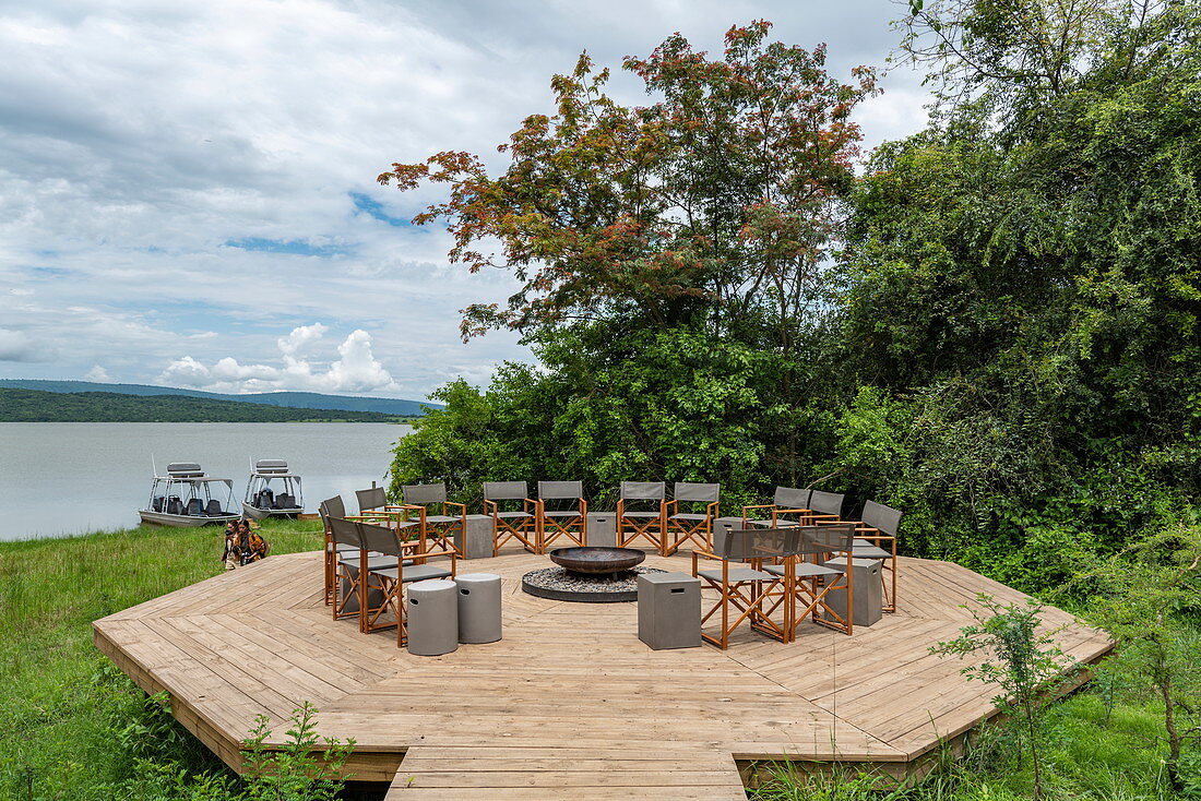 Stühle umgeben Feuerstelle im Luxusresort Zeltcamp Magashi Camp (Wilderness Safaris) am Ufer des Rwanyakazinga See, Akagera National Park, Eastern Province, Ruanda, Afrika