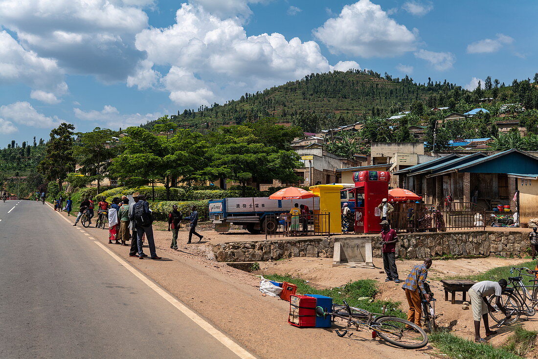 Menschen laufen entlang Straßenrand, nahe Mudasomwa, Southern Province, Ruanda, Afrika