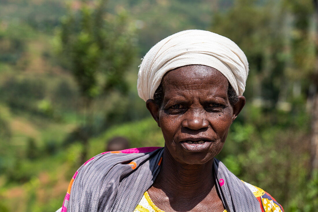 Porträt einer älteren ruandischen Frau, nahe Mudasomwa, Southern Province, Ruanda, Afrika