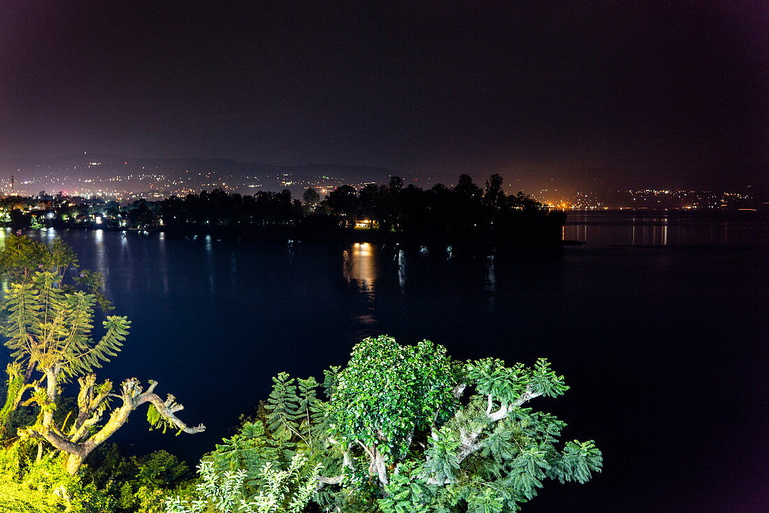 Blick vom Emeraude Kivu Resort auf den Kivu See und die Stadt Bukavu in der Demokratischen Republik Kongo in der Ferne bei Nacht, Cyangugu, Kamembe, Western Province, Ruanda, Afrika