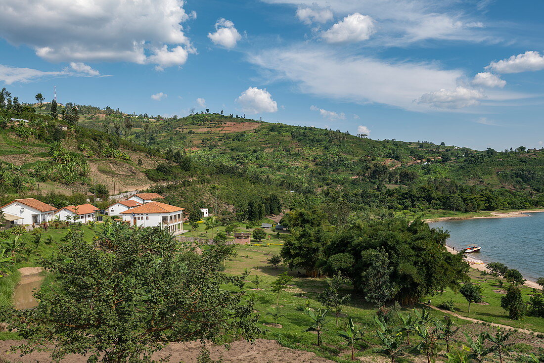 Blick auf die Rushel Lodge am Ufer des Kivu See, Kinunu, Western Province, Ruanda, Afrika