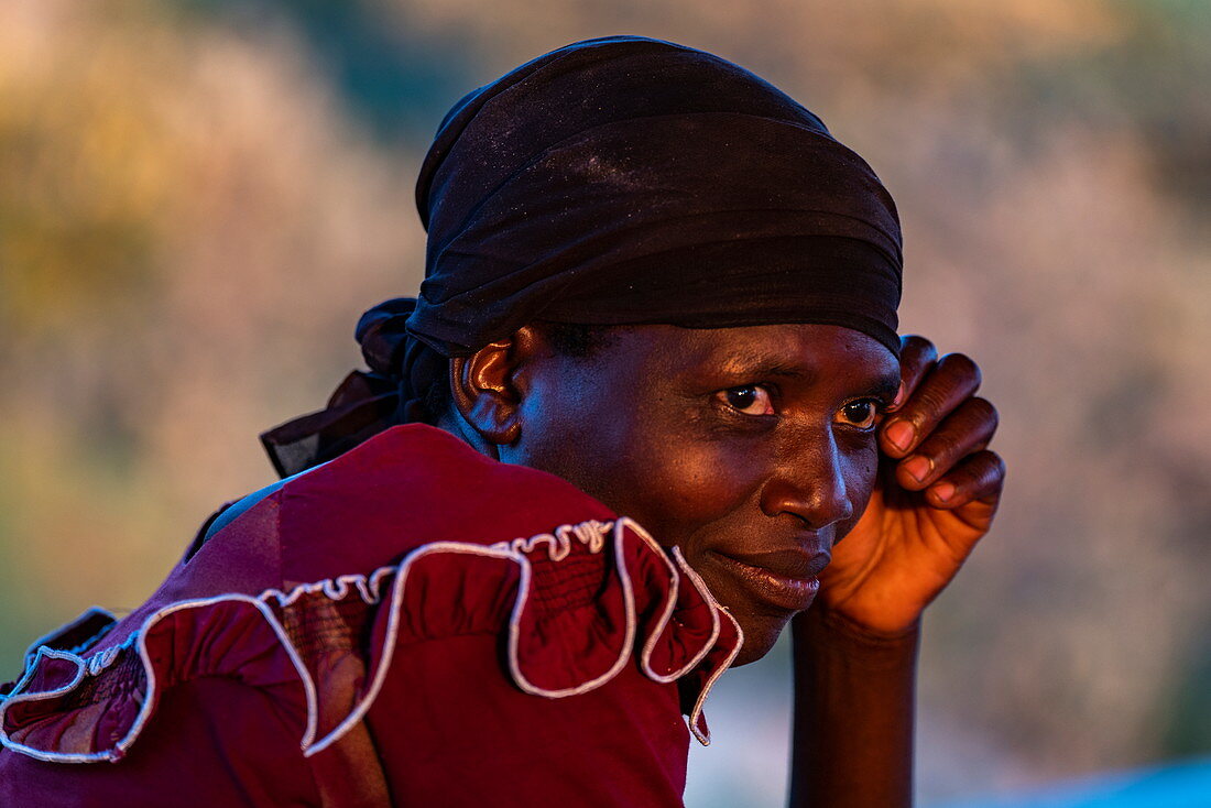 Porträt einer nachdenklich blickenden ruandischen Frau im Licht des späten Nachmittags, Kinunu, Western Province, Ruanda, Afrika