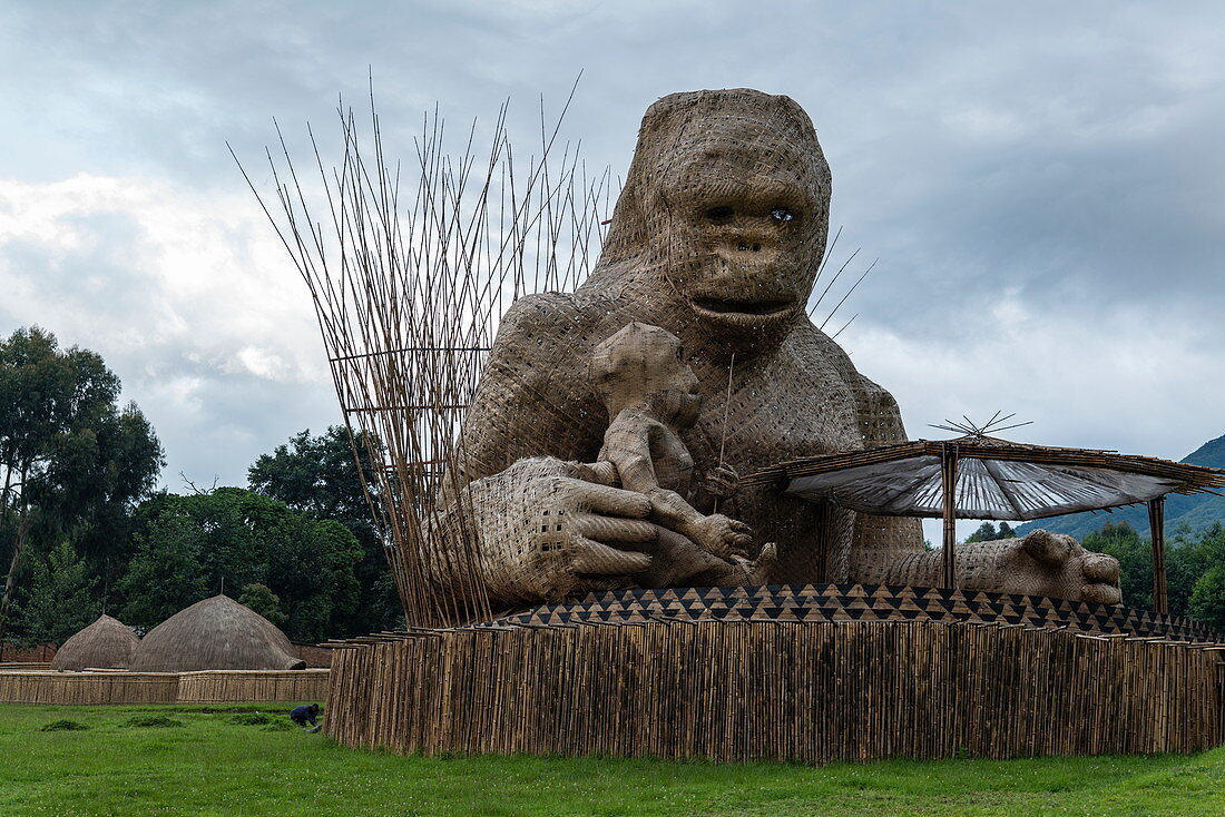 Riesige hölzerne Gorillaskulptur aus Stöcken gebaut, Volcanoes National Park, Northern Province, Ruanda, Afrika