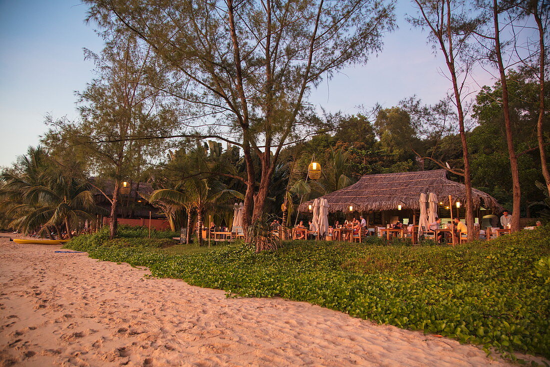 Menschen genießen Getränke im Restaurant und in der Bar des Mango Bay Resort am Ong Lang Beach bei Sonnenuntergang, Ong Lang, Insel Phu Quoc, Kien Giang, Vietnam, Asien