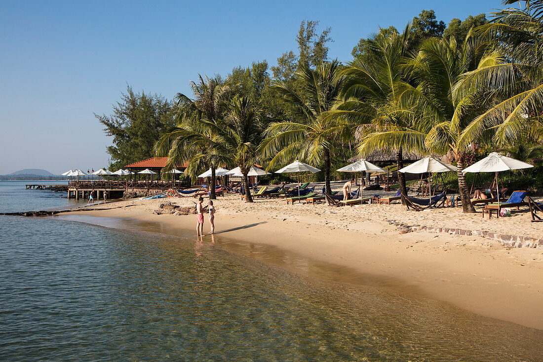 Menschen entspannen sich im Ancarine Beach Resort am Ong Lang Beach, Ong Lang, Insel Phu Quoc, Kien Giang, Vietnam, Asien