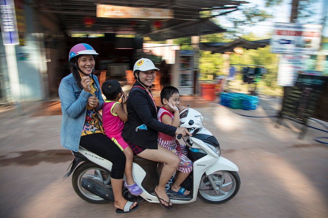Zwei Frauen und zwei Kindern, die zusammen auf einem Moped fahren, Ong Lang, Insel Phu Quoc, Kien Giang, Vietnam, Asien