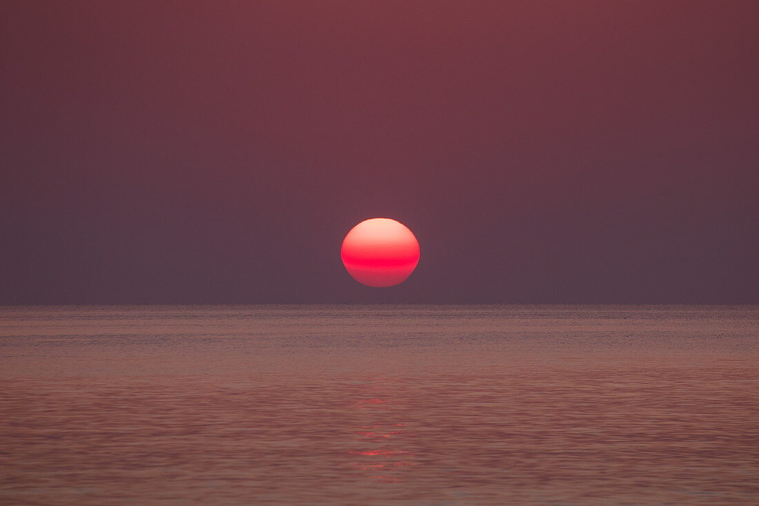Sonne geht im Meer unter gesehen vom Ong Lang Beach, Ong Lang, Insel Phu Quoc, Kien Giang, Vietnam, Asien