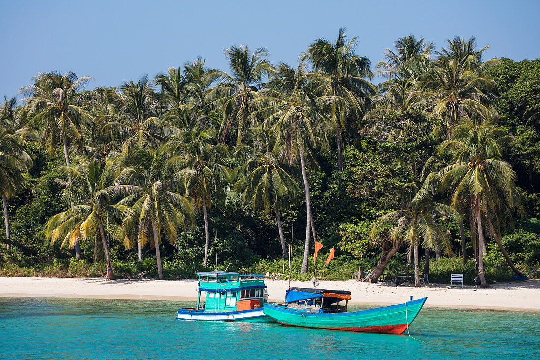 Fischerboote vor Strand mit Kokospalmen, May Rut Island, nahe Insel Phu Quoc, Kien Giang, Vietnam, Asien