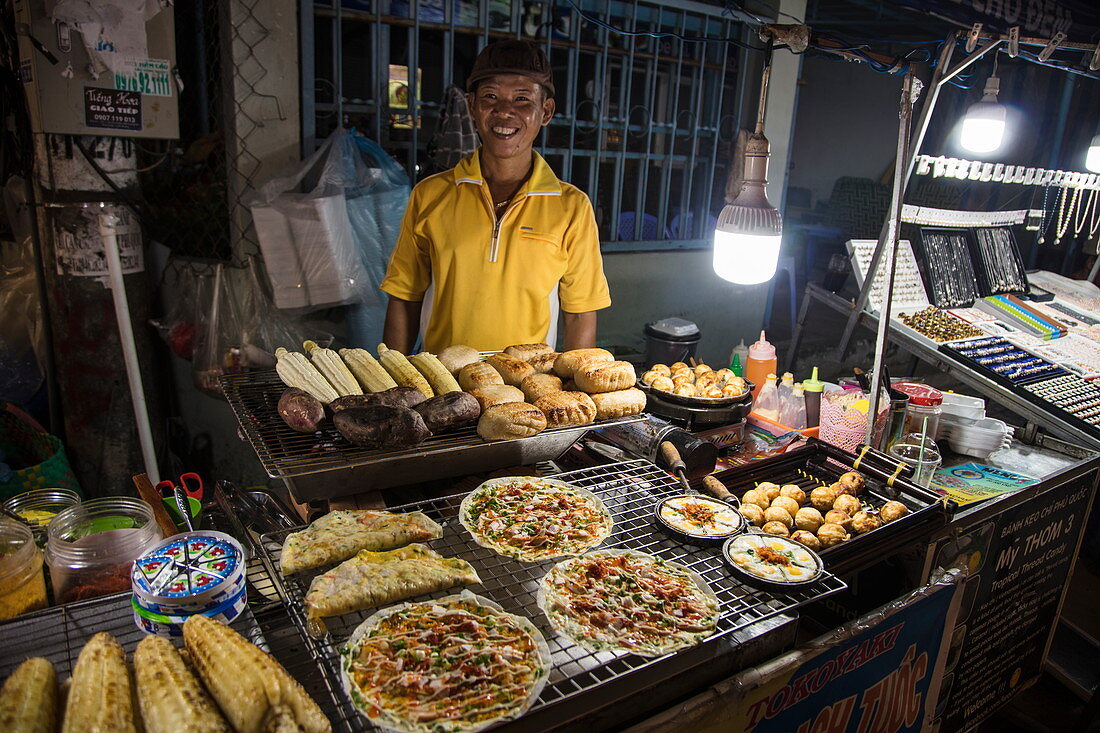Lächelnder Verkäufer von Street Food, Duong Dong, Insel Phu Quoc, Kien Giang, Vietnam, Asien