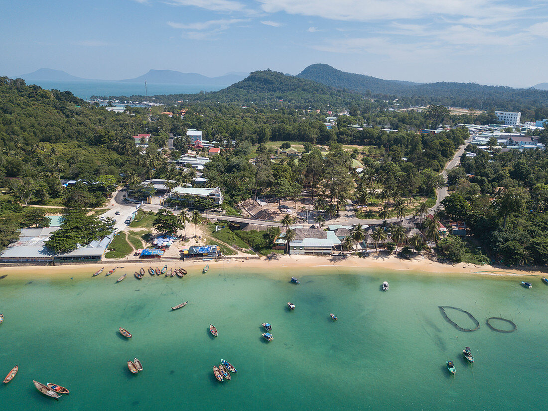 Luftaufnahme von Longtail Fischerbooten am Ganh Dau Beach, Ganh Dau, Insel Phu Quoc, Kien Giang, Vietnam, Asien