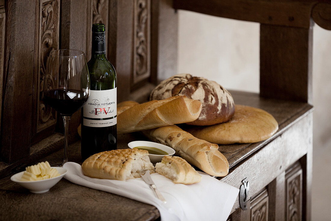 Eine Auswahl an Brot, Olivenöl und Wein, aufgenommen im Weinberg Abadia Retuerta im Duero-Tal in Nordspanien.