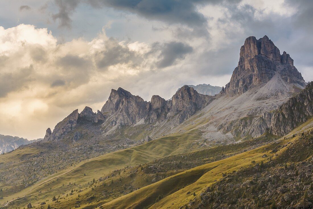 Gebirgszug von Croda Negra und Averau vom Giau-Pass, Dolomiten, Colle Santa Lucia, Belluno, Venetien, Italien gesehen