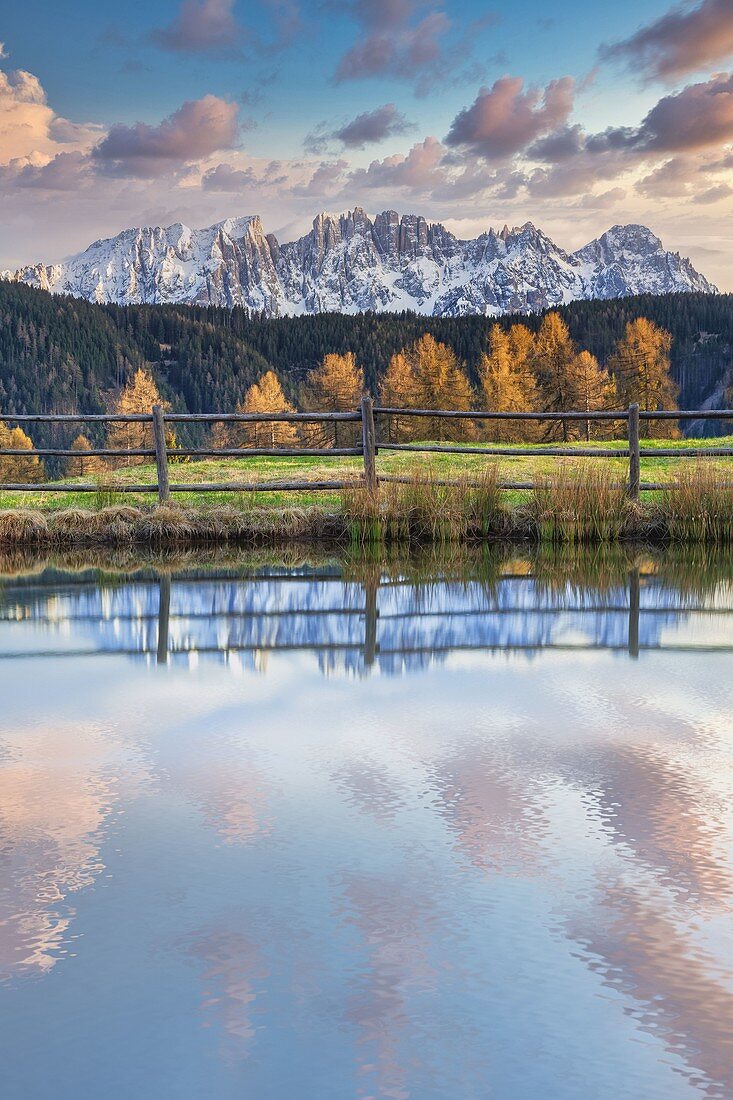 Latemar bei Sonnenuntergang, Blick vom Wuhn See, Tierser Tal, Südtirol, Dolomiten, Italien