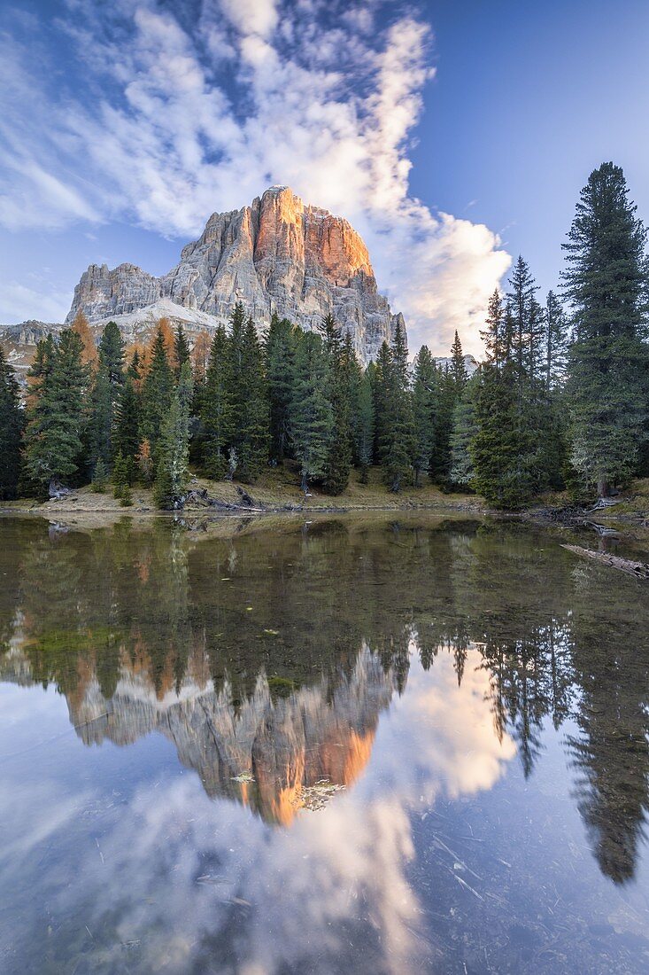 Der kleine See von Bain de Dones im Herbst, im Hintergrund die Tofana di Rozes, die sich in der Wasseroberfläche spiegeln, Dolomiten, Cortina d'Ampezzo, Belluno, Venetien, Italien